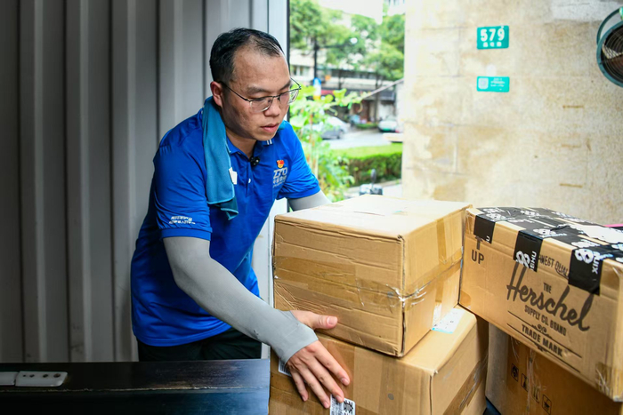 视觉|热浪中坚守,微光暖申城——上海盛夏里的劳动赞歌