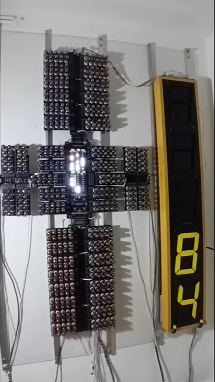 自学成才！网友用460个真空管手搓8位计算机：预热要15分钟且随时会炸